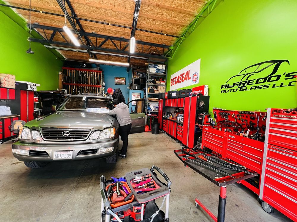 Alfredo's auto glass windshield replacement
